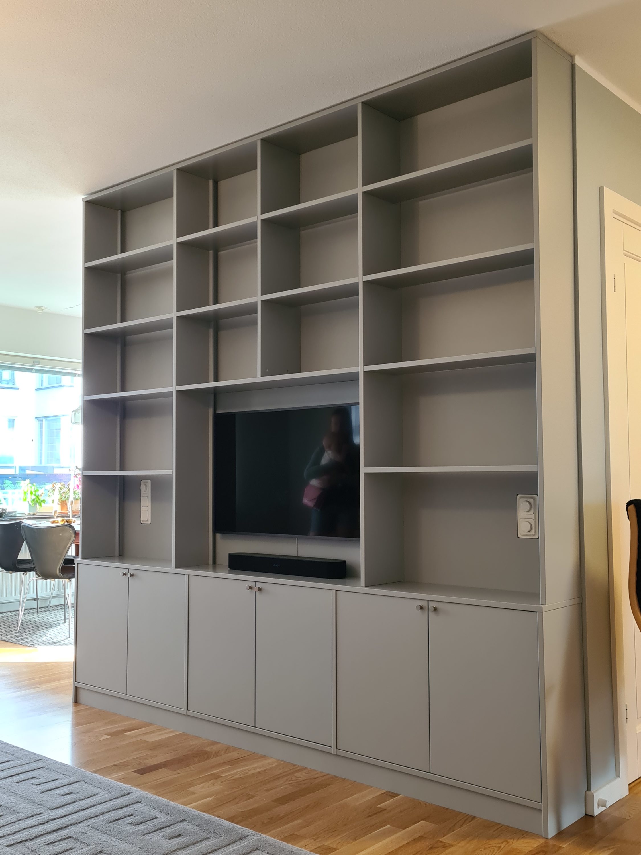Platsbyggd bokhylla grå med plats för TV Platsbyggd bokhylla grå med plats för TV