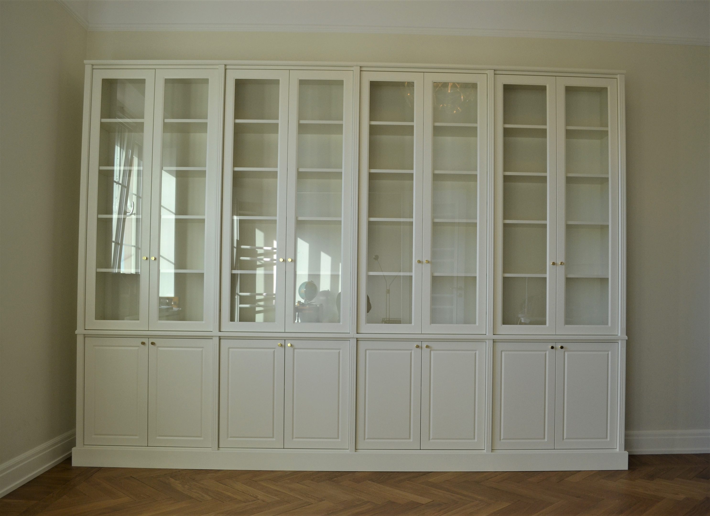 Bokhylla med glasvitrin i griege