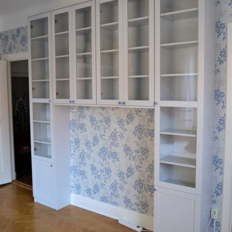 vitrinskap-i-gratt-runt-tv-683x1024